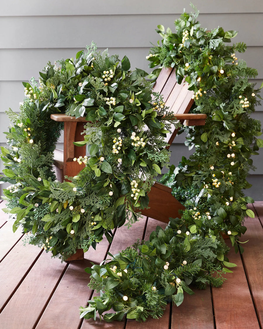 Couronne extérieur de cyprès à baies blanches